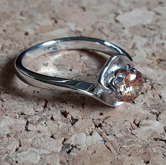 Yellow / Gold Women's Ring Size: 6 - Picture 7 of 11